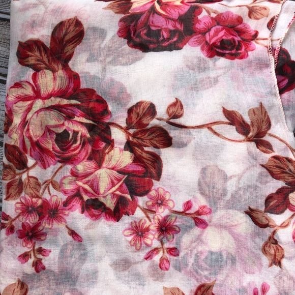 Sleeveless vest with a large floral print. - Picture 2 of 3